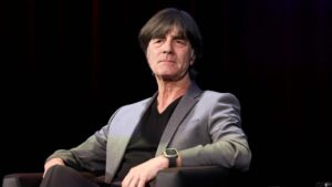 Joachim Löw blickt nachdenklich am Spielfeldrand während eines Länderspiels