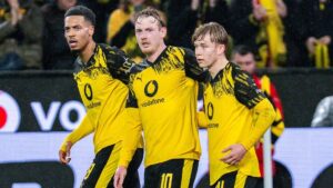 Julian Brandt im Trikot von Borussia Dortmund schaut fokussiert auf das Spielfeld