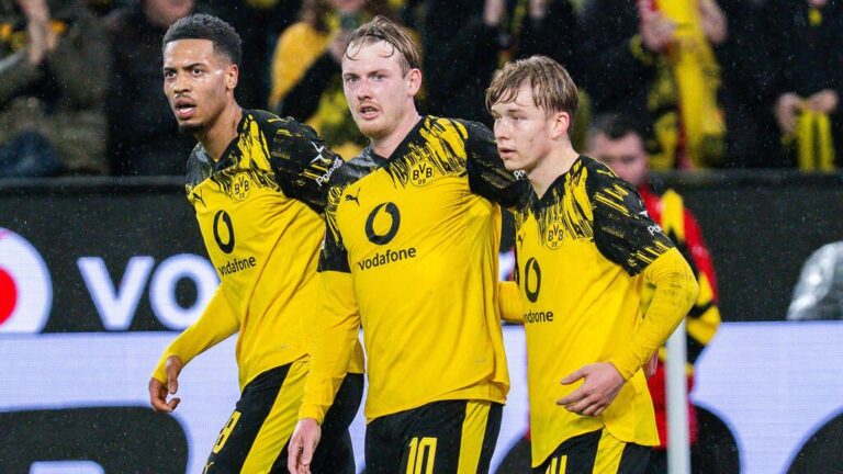 Julian Brandt im Trikot von Borussia Dortmund schaut fokussiert auf das Spielfeld