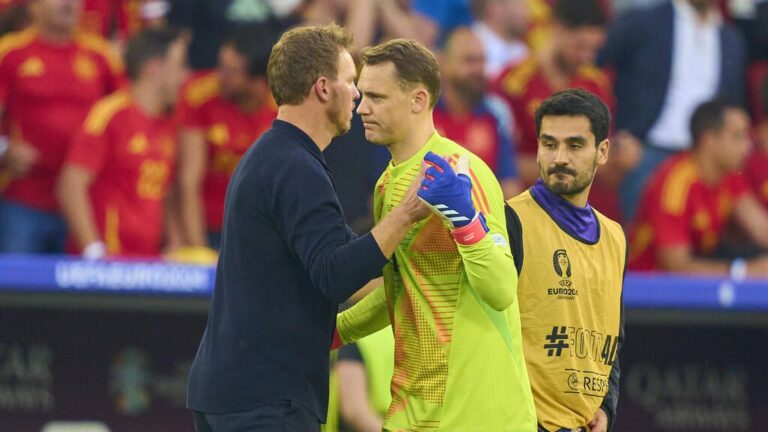 Julian Nagelsmann im DFB-Trainingsanzug im Gespräch mit Torhüter Manuel Neuer