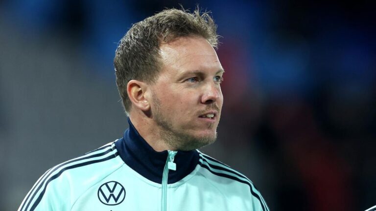 Bundestrainer Julian Nagelsmann steht nachdenklich am Spielfeldrand der Nationalmannschaft