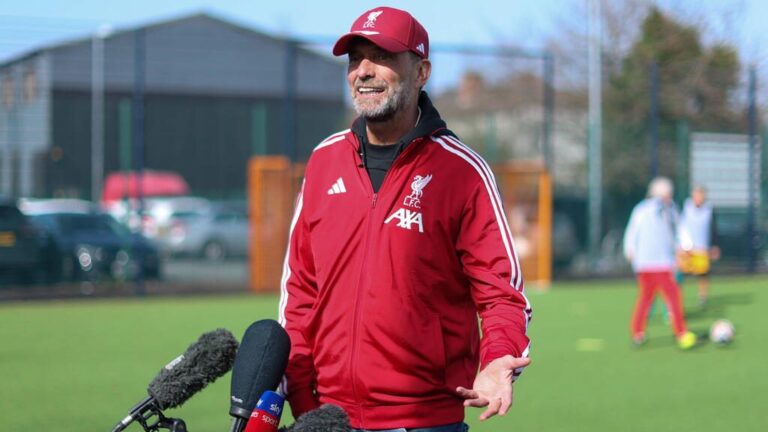 Ein lächelnder Jürgen Klopp in entspannter Pose nach dem Ende seiner aktiven Trainerkarriere