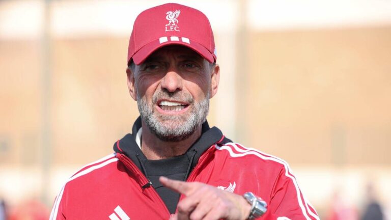 Jürgen Klopp lächelnd im Stadion, möglicherweise vor einer Rückkehr als Trainer auf die Bank.