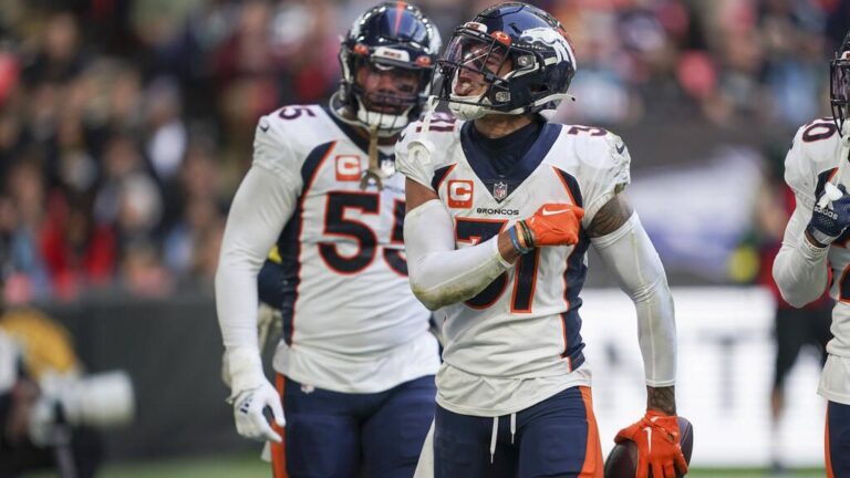 Justin Simmons im Trikot der Denver Broncos blickt emotional auf das Spielfeld