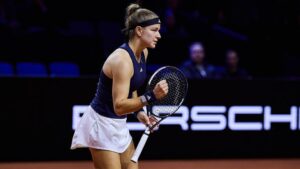 Karolina Muchova jubelt auf dem Sandplatz beim WTA-Turnier in der Porsche Arena in Stuttgart.