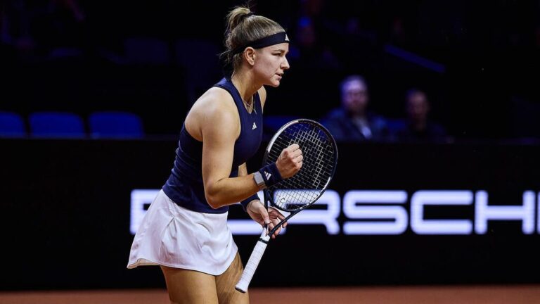 Karolina Muchova jubelt auf dem Sandplatz beim WTA-Turnier in der Porsche Arena in Stuttgart.