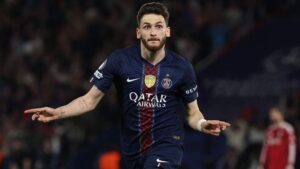 Khvicha Kvaratskhelia im Trikot von Paris St. Germain am Ball während eines Spiels in der Champions League