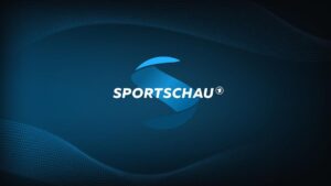 Eishockeyspieler der Kölner Haie und Eisbären Berlin in einem intensiven Zweikampf während der DEL-Playoffs