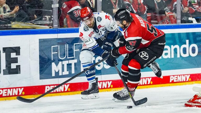 Jubelnde Spieler der Kölner Haie auf dem Eis nach dem Playoff-Sieg gegen die Schwenninger Wild Wings