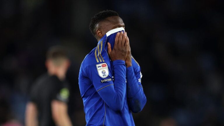 Enttäuschte Spieler von Leicester City sitzen nach dem feststehenden Abstieg in die dritte englische Liga auf dem Rasen