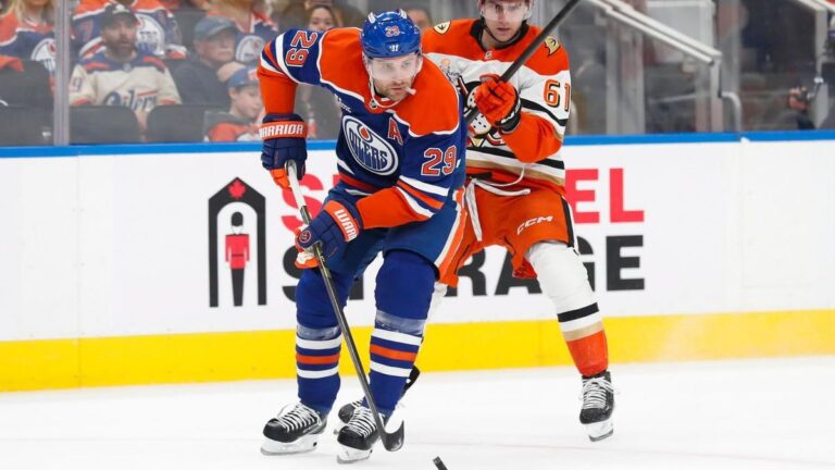 Eishockeyspieler Leon Draisaitl im Trikot der Edmonton Oilers auf dem Eis