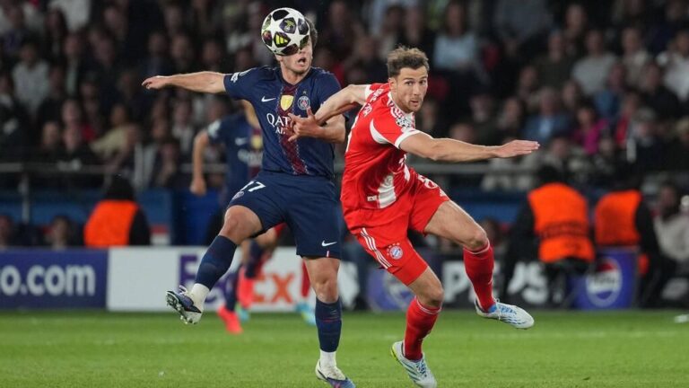 Leon Goretzka im Trikot des FC Bayern München blickt konzentriert auf das Spielfeld