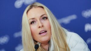 Skirennläuferin Lindsey Vonn im US-Rennanzug mit fokussiertem Blick auf der Piste