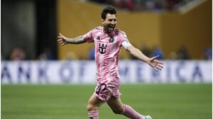Lionel Messi im Trikot von Inter Miami applaudiert auf dem Spielfeld