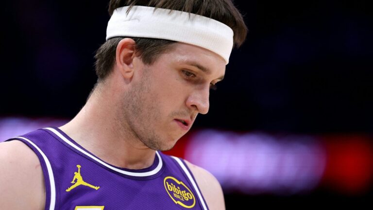 Enttäuschter Austin Reaves und Luka Doncic im Trikot der Los Angeles Lakers