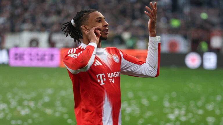 Michael Olise im Trikot des FC Bayern München und Luis Figo vor einem Champions-League-Hintergrund