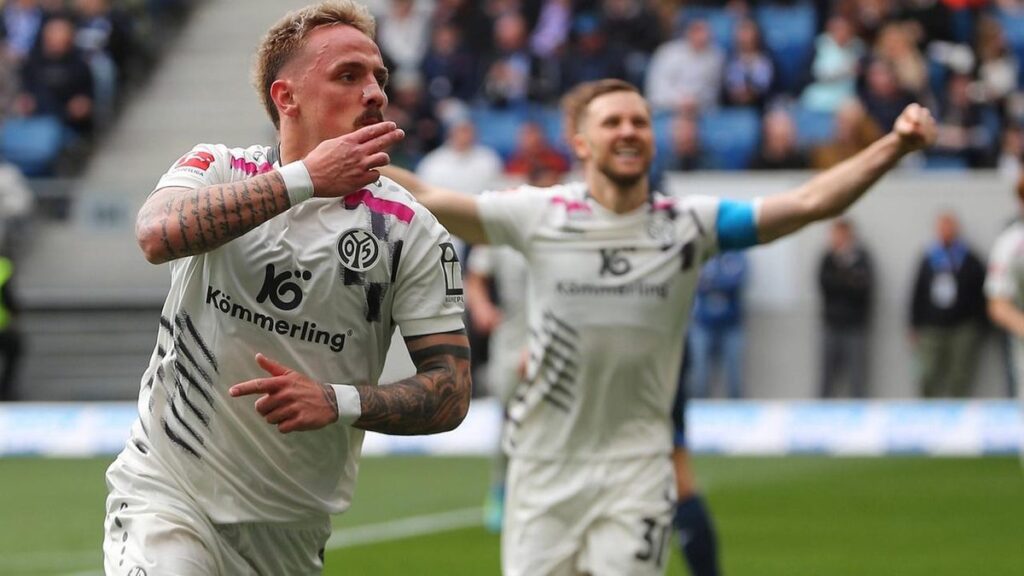 Stürmer Phillip Tietz bejubelt im Trikot von Mainz 05 einen Treffer gegen die TSG Hoffenheim