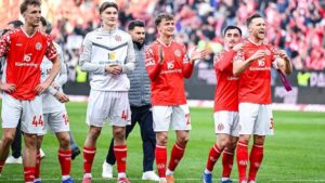 Die Spieler von Mainz 05 bejubeln in roten Trikots eine Aktion auf dem Spielfeld.