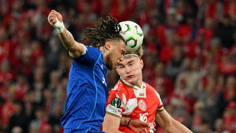 Spieler von Mainz 05 bedanken sich nach einem Sieg in der Conference League bei ihren mitgereisten Fans.