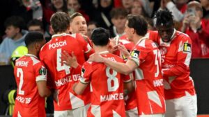 Jubelnde Spieler von Mainz 05 nach dem Tor durch Kaishu Sano im Conference-League-Spiel gegen Straßburg