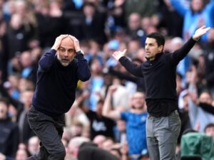 Zweikampf zwischen Spielern von Manchester City und Arsenal im Premier-League-Spitzenspiel