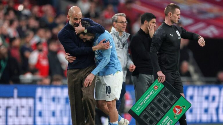 Pep Guardiola fokussiert an der Seitenlinie während eines Premier-League-Spiels von Manchester City