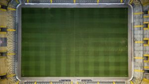 Ein Fußballspieler von Manchester City im Zweikampf mit einem Spieler des FC Southampton