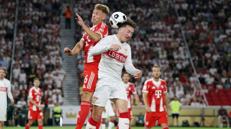 Angelo Stiller im Trikot des VfB Stuttgart beim Passspiel auf dem Spielfeld