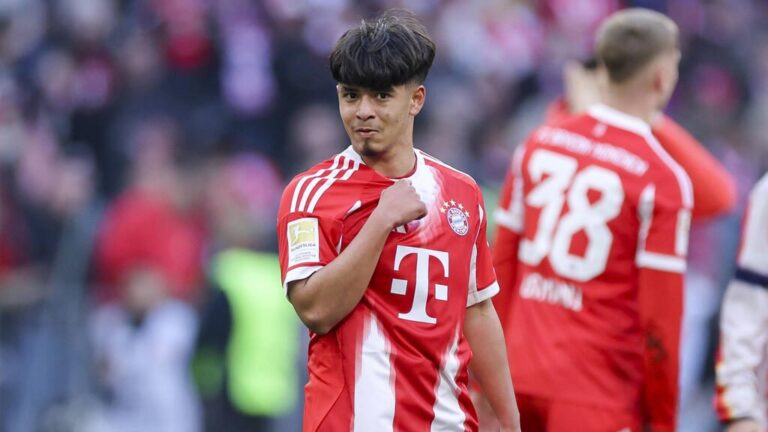 Maycon Cardozo im Trikot des FC Bayern München dribbelt mit dem Ball während eines Bundesliga-Spiels
