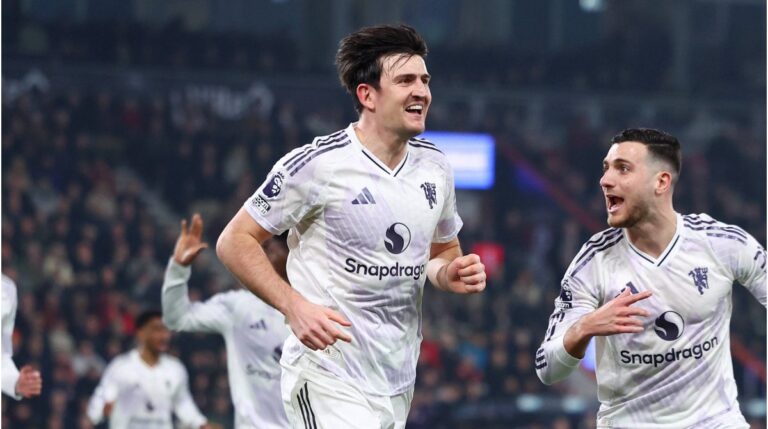 Harry Maguire im Trikot von Manchester United jubelt auf dem Spielfeld