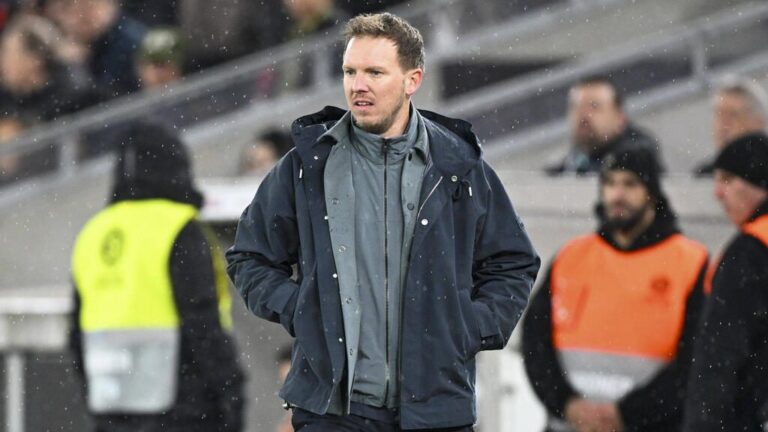 Bundestrainer Julian Nagelsmann gestikuliert konzentriert am Spielfeldrand