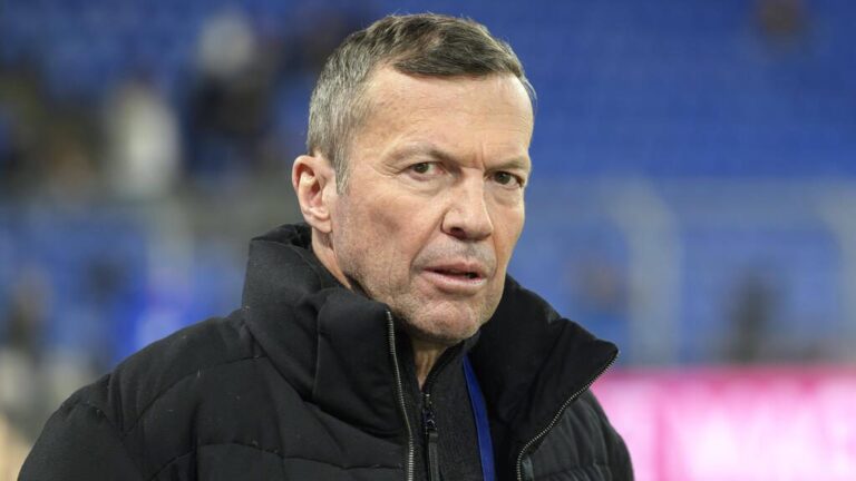 Manuel Neuer im Torwarttrikot des FC Bayern München blickt konzentriert auf das Spielfeld.