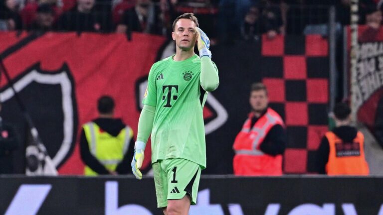 Manuel Neuer im Trikot des FC Bayern München gibt Anweisungen auf dem Spielfeld