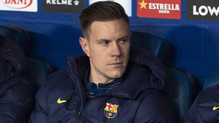 Torhüter Marc-André ter Stegen im Trikot des FC Barcelona mit nachdenklichem Blick auf dem Spielfeld.