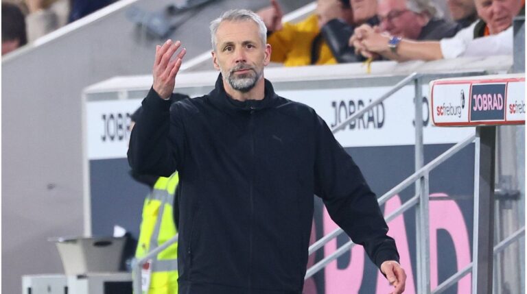 Fußballtrainer Marco Rose gibt am Spielfeldrand Anweisungen an seine Mannschaft