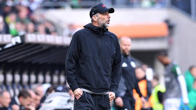 Fußballtrainer Marco Rose steht gestikulierend am Spielfeldrand