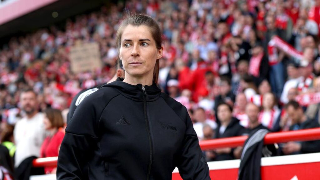 Marie-Louise Eta im Trainingsanzug von Union Berlin fokussiert am Spielfeldrand