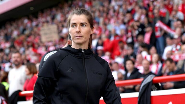 Marie-Louise Eta im Trainingsanzug von Union Berlin fokussiert am Spielfeldrand