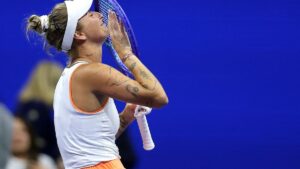 Tennisspielerin Marketa Vondrousova blickt nachdenklich auf dem Tennisplatz