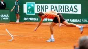 Ein wütender Daniil Medwedew zertrümmert beim Monte Carlo Masters frustriert seinen Tennisschläger auf dem Sandplatz.