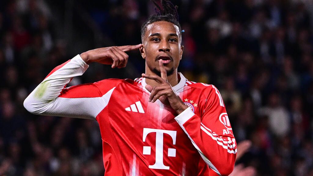Michael Olise im Trikot des FC Bayern München am Ball während eines Spiels in der Champions League