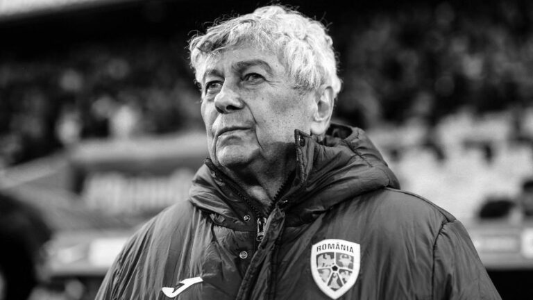 Mircea Lucescu als Trainer der rumänischen Nationalmannschaft nachdenklich an der Seitenlinie