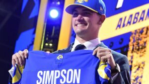Quarterback Ty Simpson jubelt nach seinem Erstrunden-Pick durch die Los Angeles Rams im NFL Draft 2026
