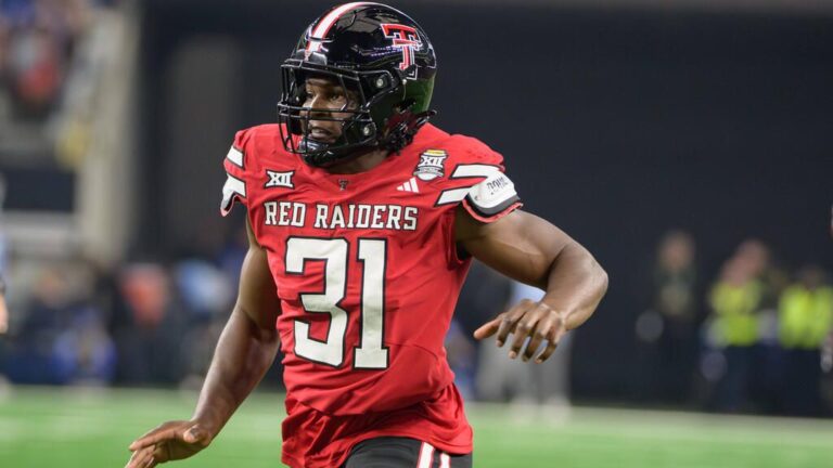 Quarterback Fernando Mendoza im Trikot von Indiana bei einem Passversuch