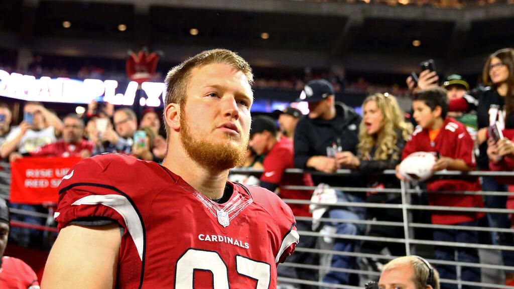 Porträt des ehemaligen NFL-Spielers Josh Mauro im Trikot der Arizona Cardinals auf dem Spielfeld