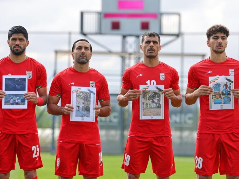 Die iranische Fußball-Nationalmannschaft stellt sich vor einem Länderspiel auf dem Rasen auf