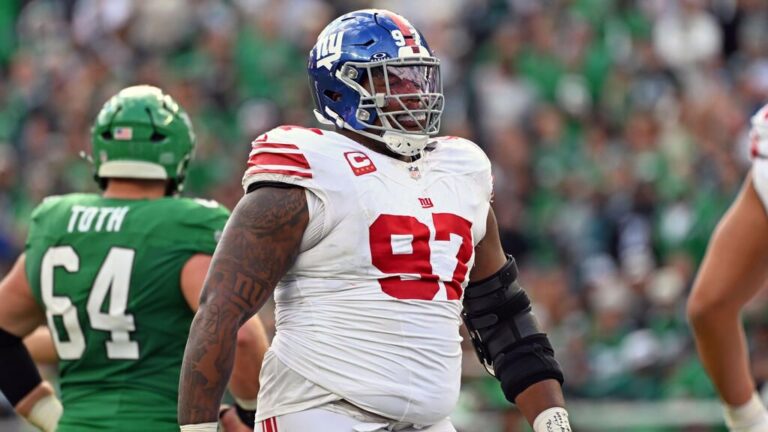 Dexter Lawrence im Trikot der New York Giants in einer defensiven Haltung auf dem Spielfeld