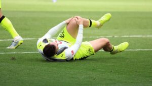 Niklas Süle von Borussia Dortmund sitzt verletzt am Boden und greift sich schmerzverzerrt ans Knie.