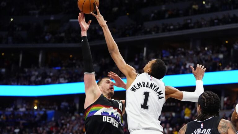 Nikola Jokic von den Denver Nuggets im intensiven Zweikampf mit Victor Wembanyama von den San Antonio Spurs.