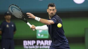 Novak Djokovic jubelt auf dem Tennisplatz über seinen Sieg und den Weltranglisten-Rekord